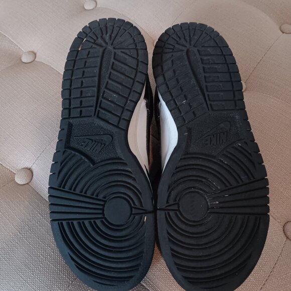 Nike Dunk Low athletic shoes / black & white / size 5 big kid - Picture 9 of 10